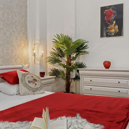 Sweet Luxury Three Rooms Apartment City Center Universitate Bukarest Kültér fotó