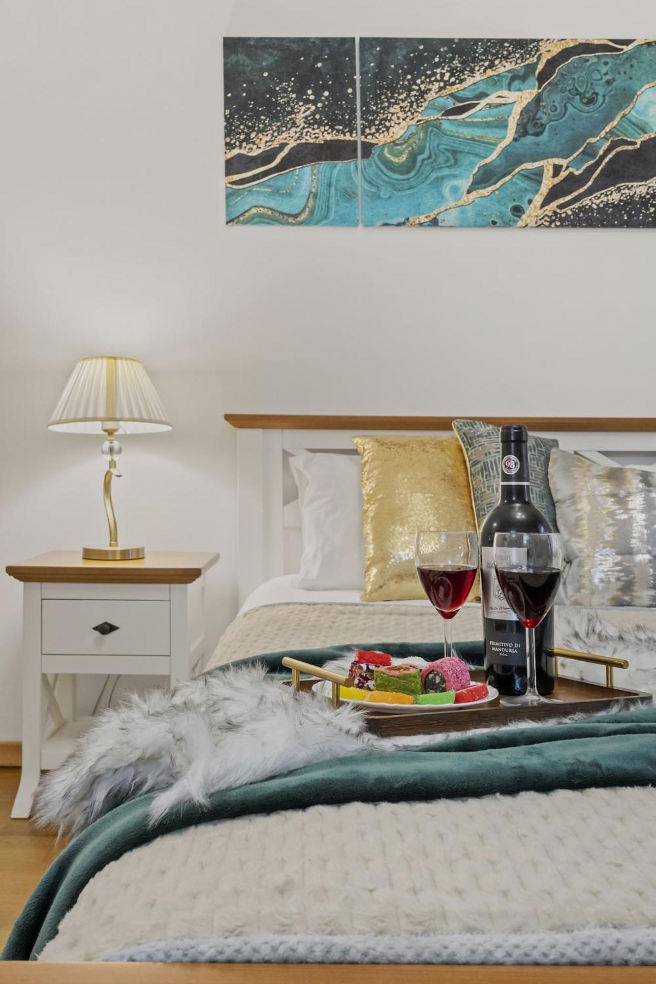 Sweet Luxury Three Rooms Apartment City Center Universitate Bukarest Kültér fotó