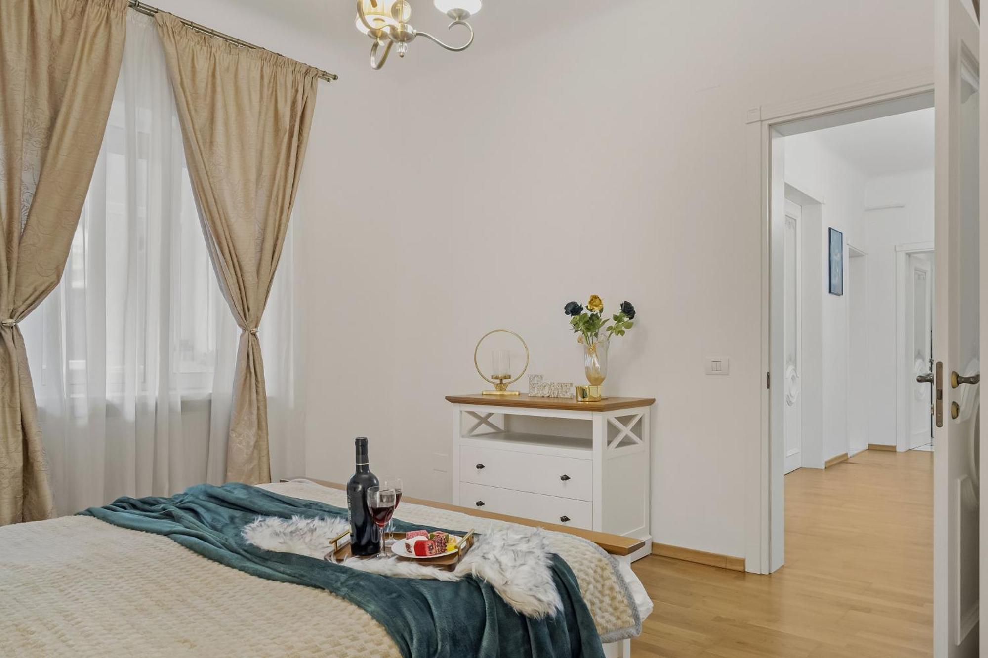 Sweet Luxury Three Rooms Apartment City Center Universitate Bukarest Kültér fotó