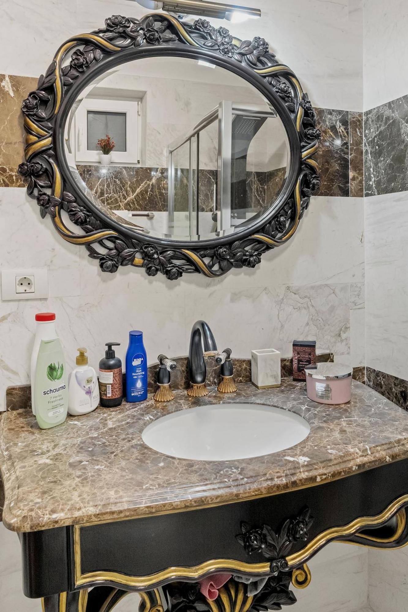 Sweet Luxury Three Rooms Apartment City Center Universitate Bukarest Kültér fotó