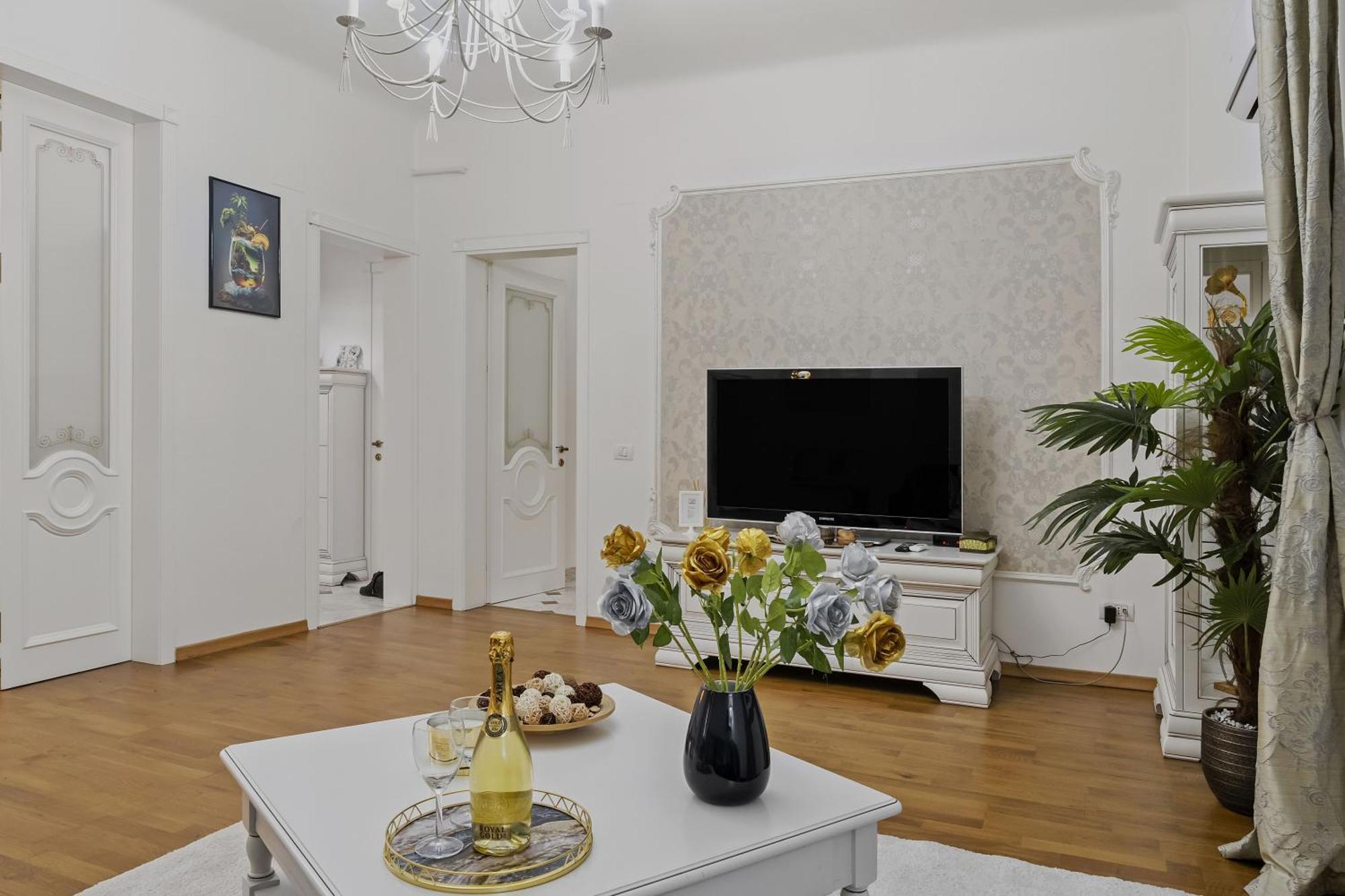 Sweet Luxury Three Rooms Apartment City Center Universitate Bukarest Kültér fotó